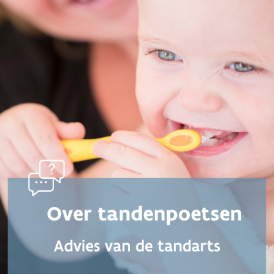 Moeder helpt kind met tandenpoetsen