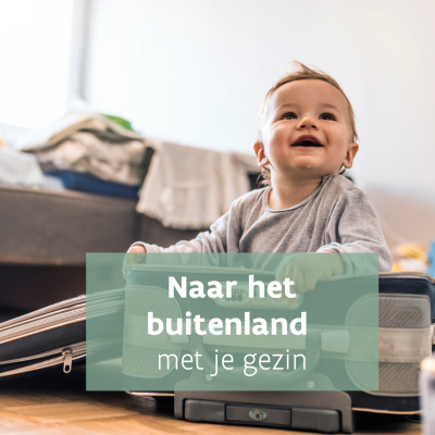 Baby zit in koffer bij het inpakken, spelen en lachen, inpakken voor vakantie met gezin