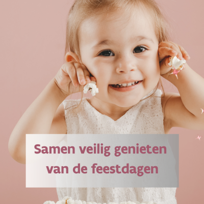 jong blond meisje lacht tijdens feesten