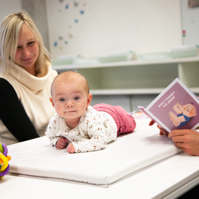 baby met mama en verpleegkundige buiklig consultatiebureau