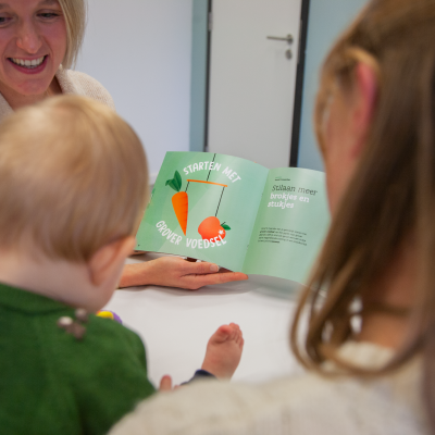 baby met mama verpleegkundige consultatiebureau vaste voeding