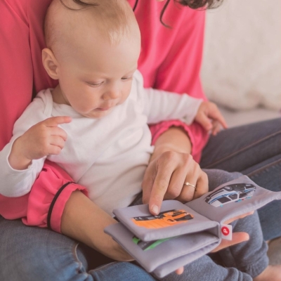 mama leest peuter voor in kinderboekje