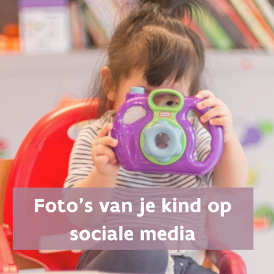 Kind neemt foto met speelgoedcamera