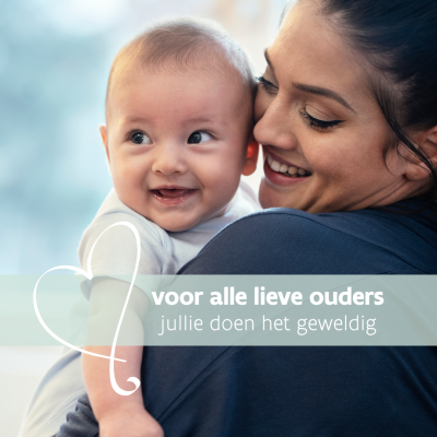 mama met peuter die lachen