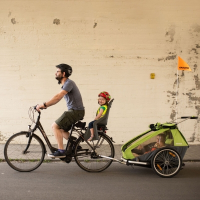 papa met kinderen op de fiets