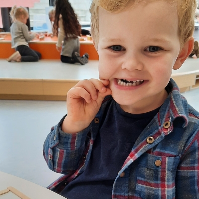 kleuter lacht in de kleuterklas