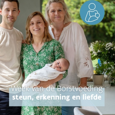 papa thijs mama anke verpleegkundige benedicte poseren in woonkomer met baby valere 