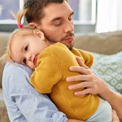 vader knuffelt kind rouw