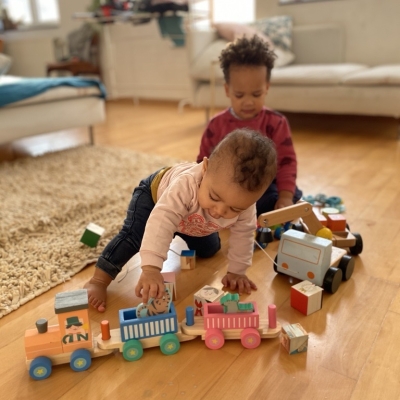 kinderen spelen met treintje