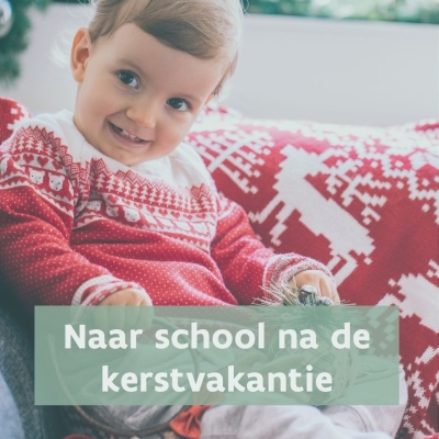 peuter in kerstoutfit