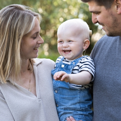 Kind met cochleaire implantaten speelt met ouders