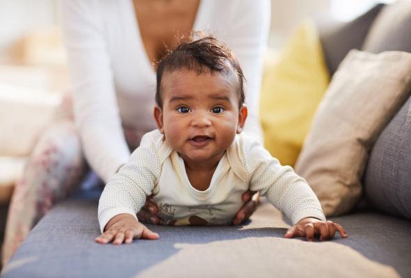 Een baby light buiten op zijn buik