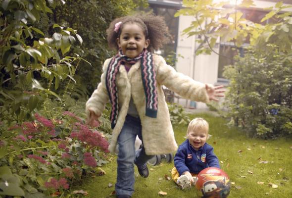 Jonge kinderen spelen in de tuin