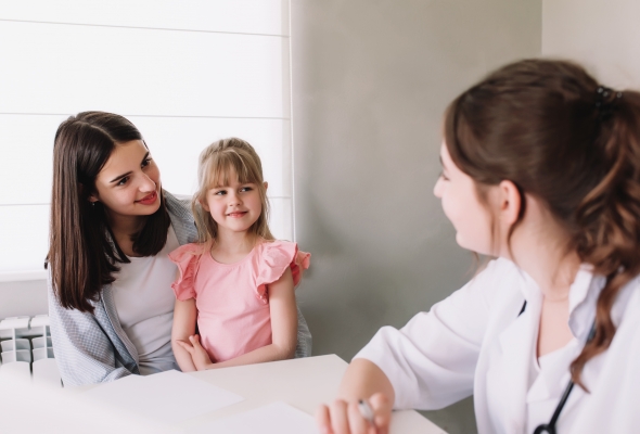 mama met kind bij arts zorgtoeslag