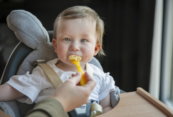 Baby eet puree, starten met vaste voeding