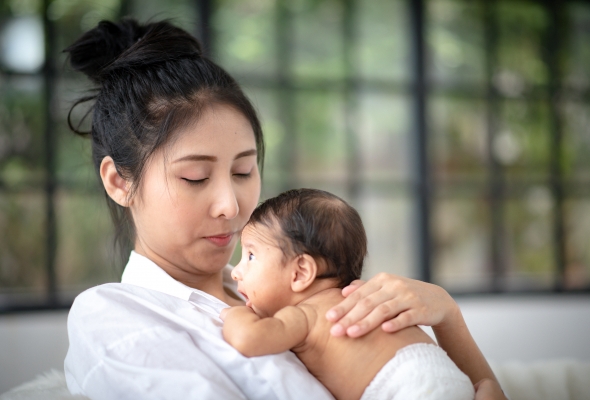 mama met pasgeboren baby