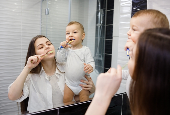 mama en baby poetsen tanden