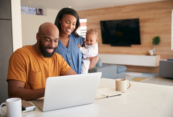 familie kijkt naar laptop