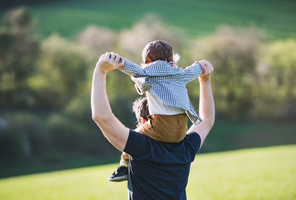 peuter op rug papa