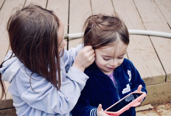 peuters spelen met haar