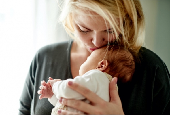 Mama knuffelt haar baby, innig moment
