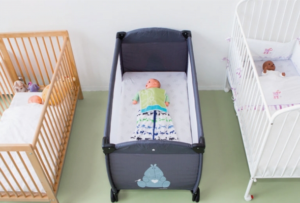 Klikspel veilig slapen zoek de 8 risico's in de slaapomgeving van je baby