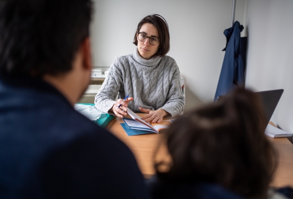 Consultatiebureau-arts Opgroeien Kind en Gezin in gesprek met ouder tijdens consult