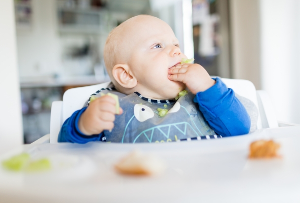 jongetje eet met handen