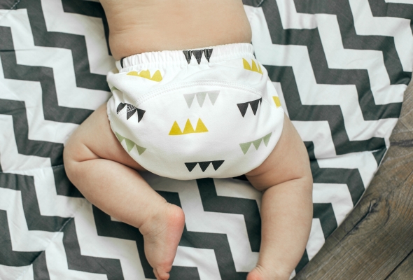 Baby met wasbare, herbruikbare luier aan