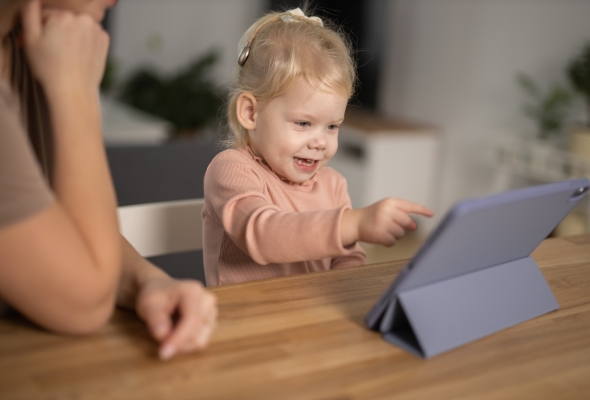 Peuter speelt op tablet