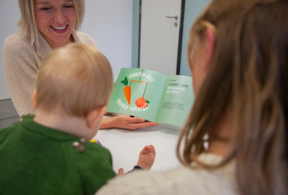 baby met mama verpleegkundige consultatiebureau vaste voeding