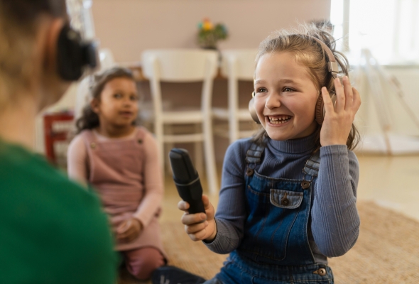 KInd speelt dat ze een interview afneemt van haar mama