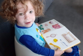Mirte leest een boekje op het potje