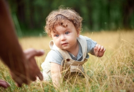 baby in de natuur