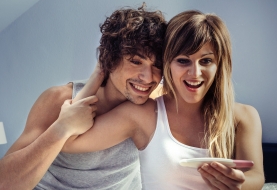 Koppel dat naar een zwangerschapstest kijkt