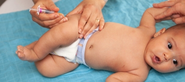 Een baby wordt gevaccineerd in het bovenbeen op het consultatiebureau