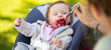 Baby eet groentepap, start met lepelvoeding