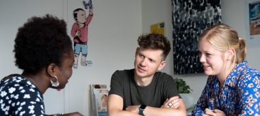 Jonge ouders leggen hun opvoedingsvragen voor aan een psychopedagoog van Kind en Gezin