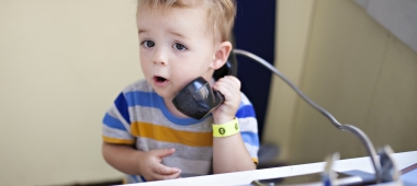 peuter spreekt in telefoon