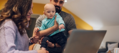 Papa met baby op consult, samen achter de laptop