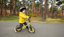 Kind speelt met loopfiets