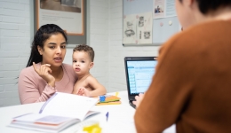 Mama met kind op afspraak in het consultatiebureau van Kind en Gezin