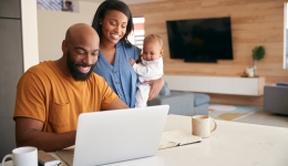 familie kijkt naar laptop