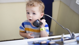 peuter spreekt in telefoon