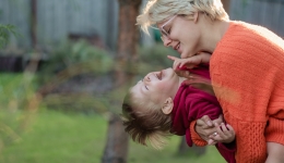 mama, peuter, spelen, lachen, getuigenis oogscreening