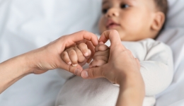 baby maakt hartvorm met handen