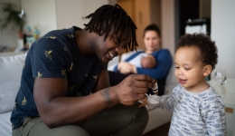 vitamine D geven aan een peuter