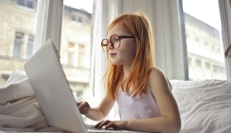 jong meisje aan laptop