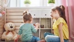  kinderen spelen met poppenhuis