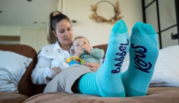 Babbelkousen - mama met baby aan het babbelen in de zetel